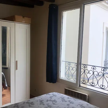 With Wifi In The Heart Of Montmartre