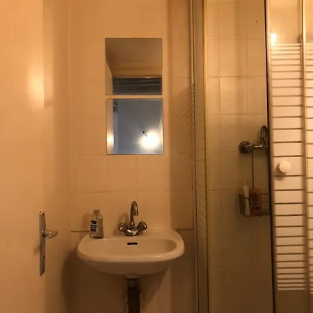 With Wifi In The Heart Of Montmartre Parigi