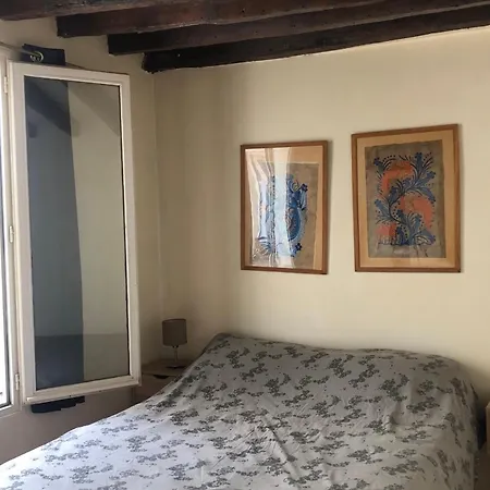 With Wifi In The Heart Of Montmartre Parigi