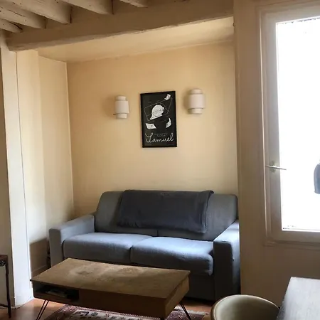 With Wifi In The Heart Of Montmartre