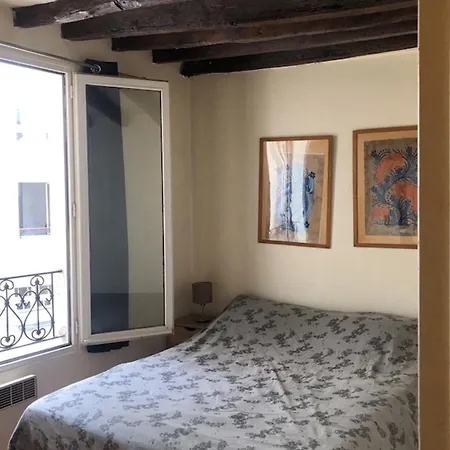 With Wifi In The Heart Of Montmartre Parigi